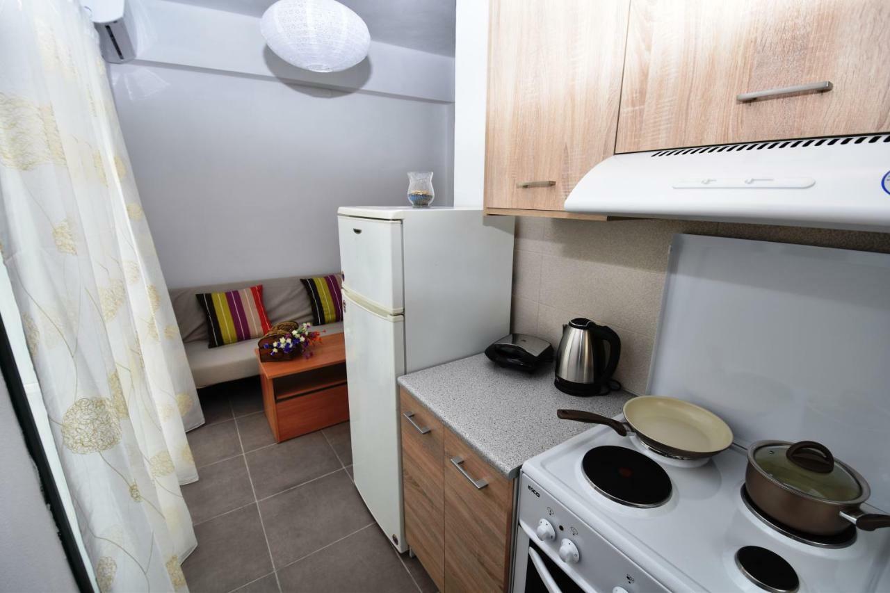 Sunflower Apartments Каламаки Екстериор снимка